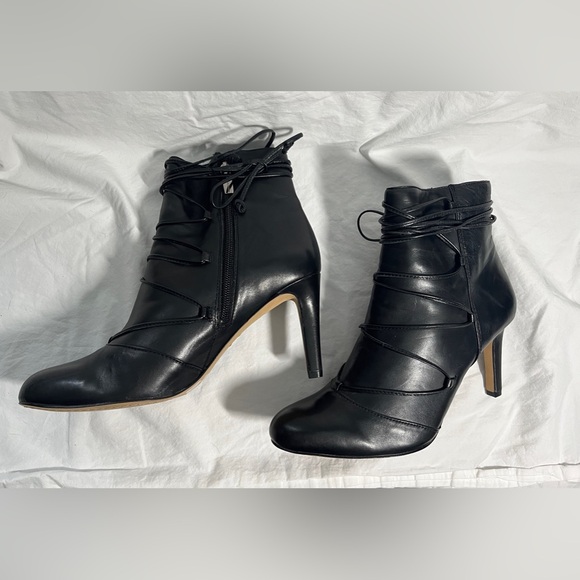 Vince Camuto Black Napa Leather Chenai Laced Ankle Booties Size 8.5M - Picture 3 of 7